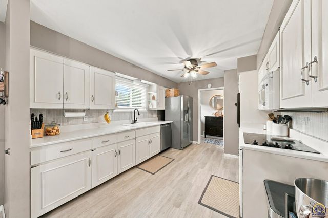 1816 SW 27th ST, Topeka, KS 66611