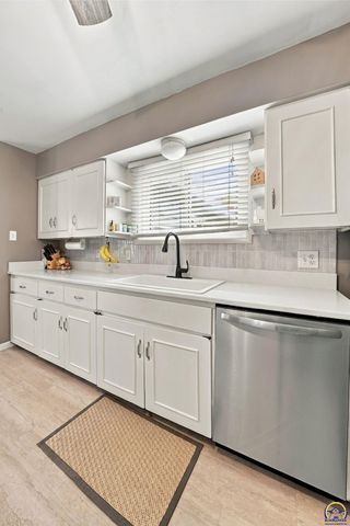 1816 SW 27th ST, Topeka, KS 66611