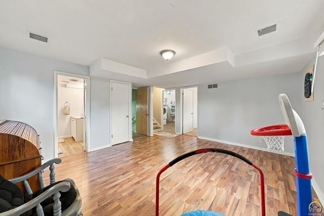 1816 SW 27th ST, Topeka, KS 66611