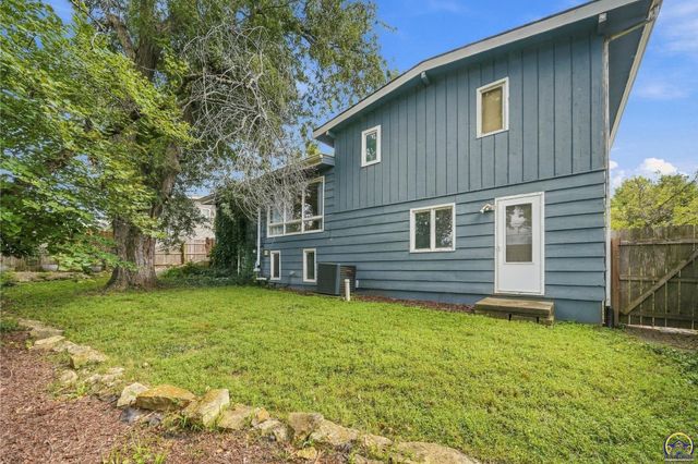 1816 SW 27th ST, Topeka, KS 66611