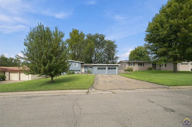 1816 SW 27th ST, Topeka, KS 66611