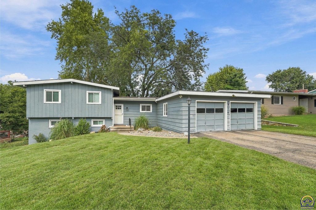 1816 SW 27th ST, Topeka, KS 66611