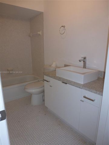 220 Lakeview Drive 301, Weston, FL 33326