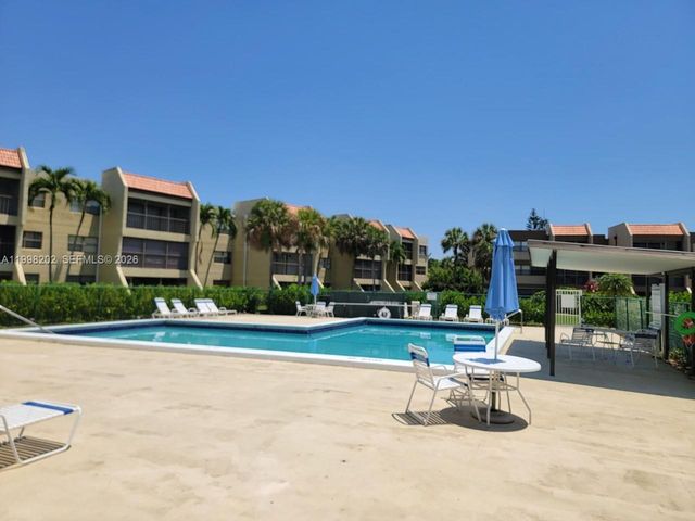 220 Lakeview Drive 301, Weston, FL 33326
