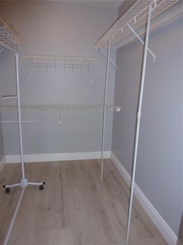 220 Lakeview Drive 301, Weston, FL 33326