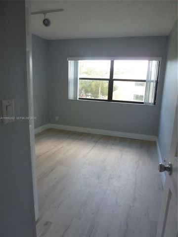 220 Lakeview Drive 301, Weston, FL 33326