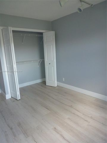 220 Lakeview Drive 301, Weston, FL 33326