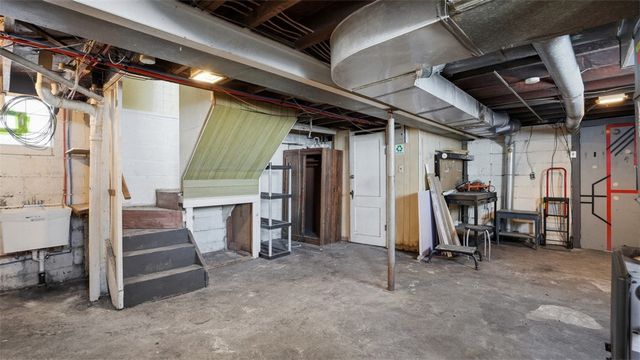 652 Riverview Dr, Dravosburg, PA 15034