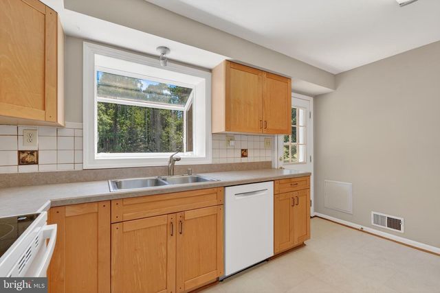6727 NEWINGTON RD, Lorton, VA 22079