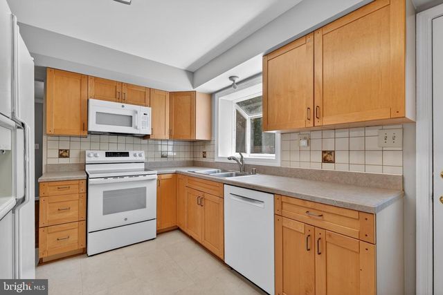 6727 NEWINGTON RD, Lorton, VA 22079