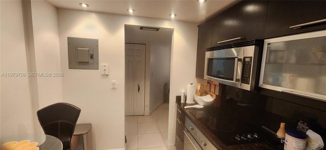 3301 N Country Club Dr 211, Aventura, FL 33180