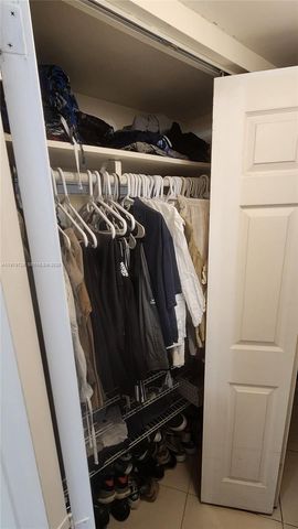 3301 N Country Club Dr 211, Aventura, FL 33180