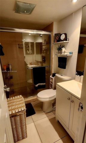 3301 N Country Club Dr 211, Aventura, FL 33180