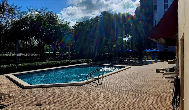 3301 N Country Club Dr 211, Aventura, FL 33180