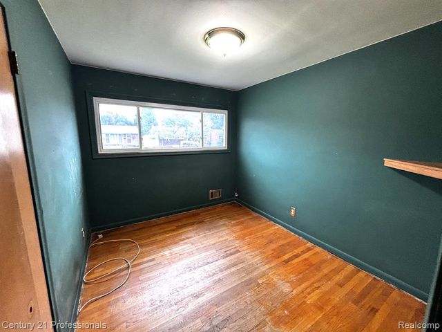 33071 Barton Street, Garden City, MI 48135