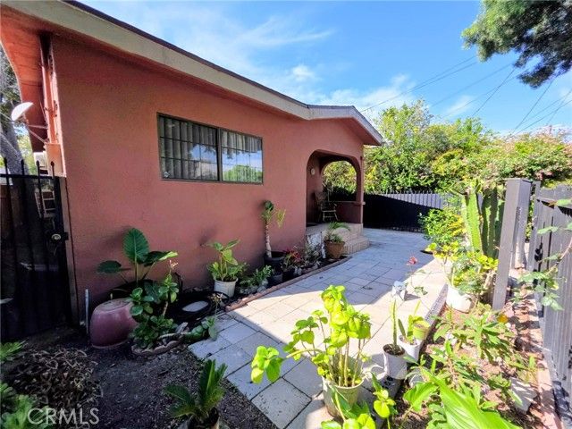 5323 Latham, Los Angeles, CA 90011