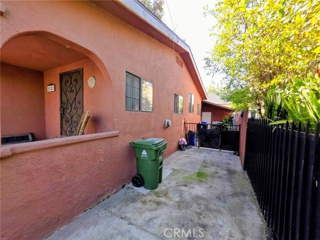 5323 Latham, Los Angeles, CA 90011