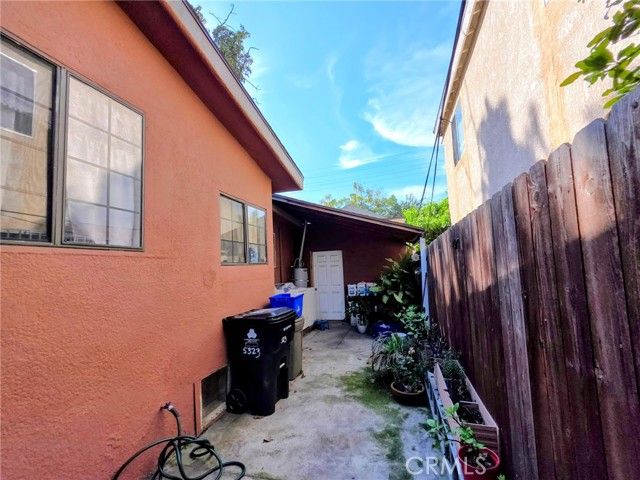 5323 Latham, Los Angeles, CA 90011