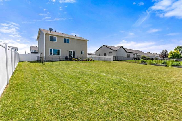 2420 Harbor Lane, West Fargo, ND 58078