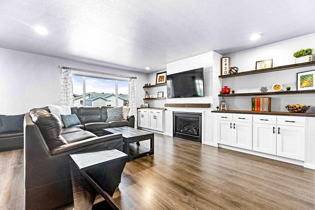 2420 Harbor Lane, West Fargo, ND 58078