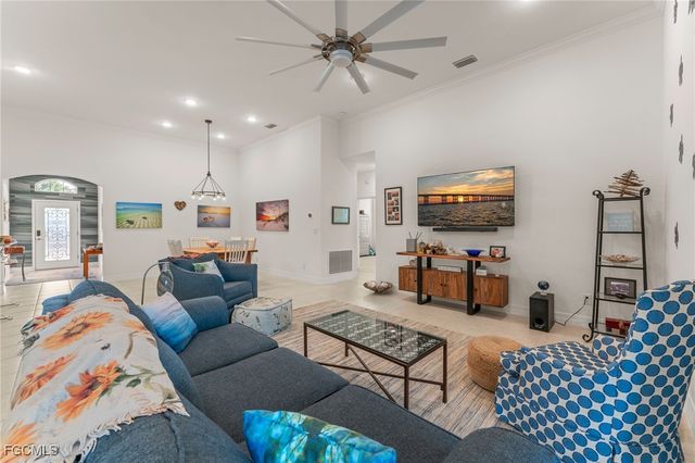 811 SE 33rd TER, Cape Coral, FL 33904