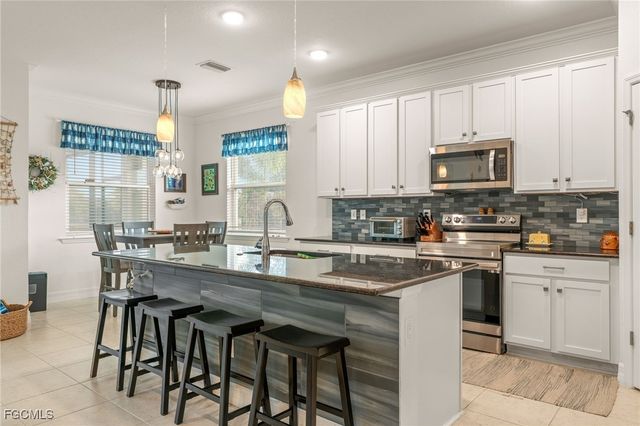 811 SE 33rd TER, Cape Coral, FL 33904