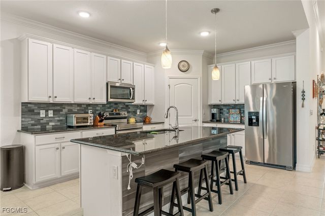 811 SE 33rd TER, Cape Coral, FL 33904