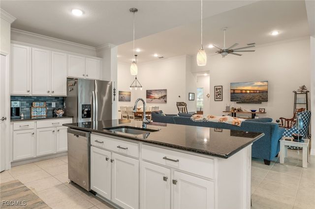 811 SE 33rd TER, Cape Coral, FL 33904