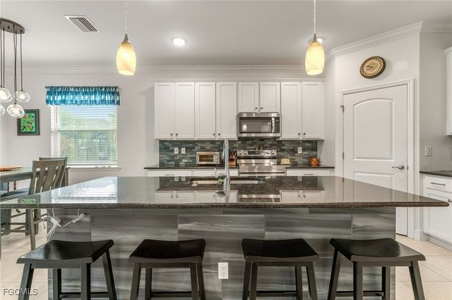 811 SE 33rd TER, Cape Coral, FL 33904