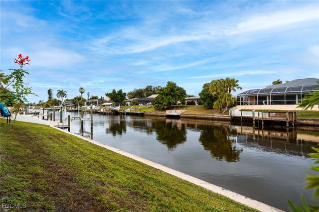 811 SE 33rd TER, Cape Coral, FL 33904