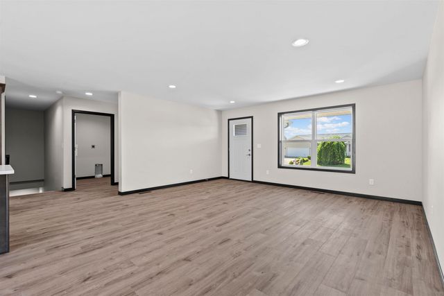 206 Endeavor Avenue, Urbana, IA 52345