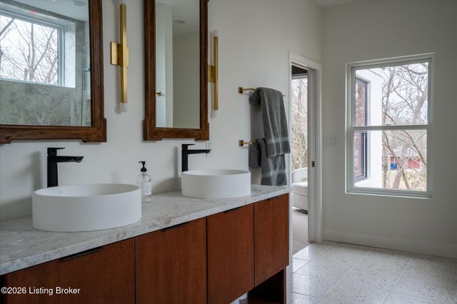 2803 Rivers Edge Rd, Louisville, KY 40222