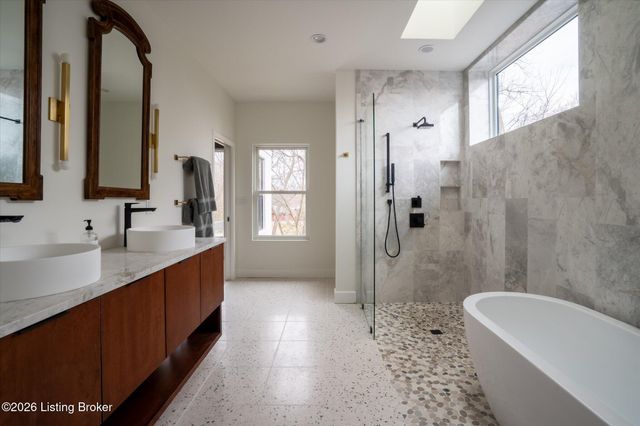 2803 Rivers Edge Rd, Louisville, KY 40222