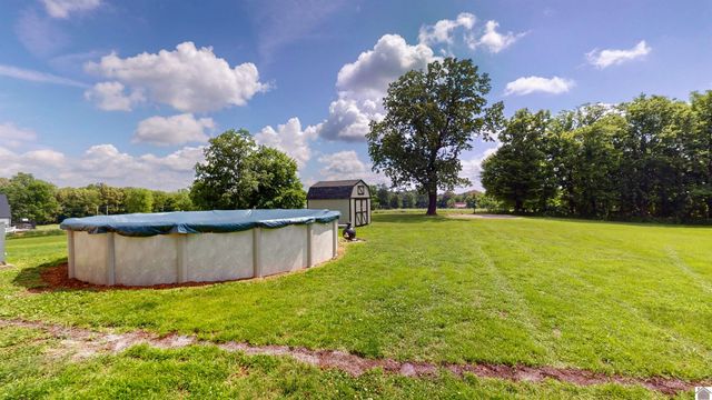8180 Old Lovelaceville Rd, Paducah, KY 42001