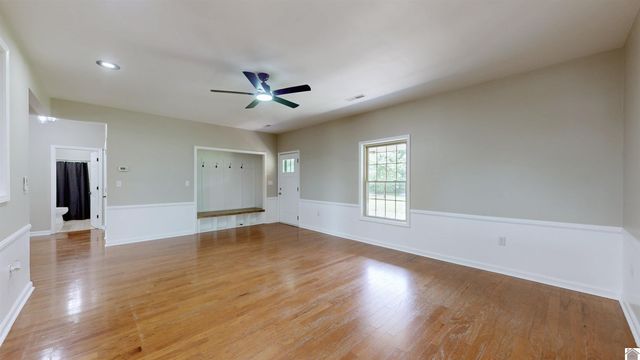 8180 Old Lovelaceville Rd, Paducah, KY 42001
