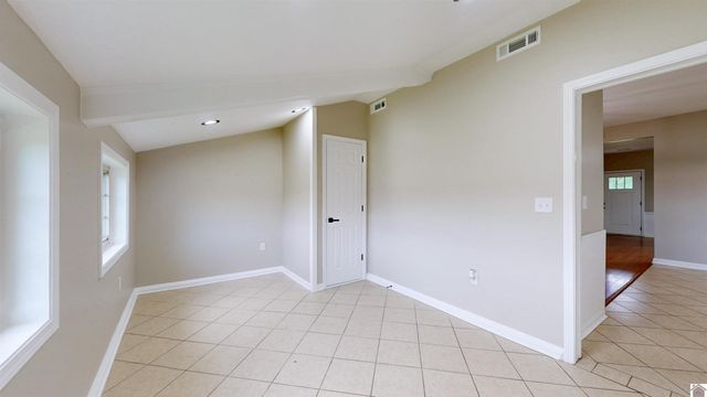 8180 Old Lovelaceville Rd, Paducah, KY 42001