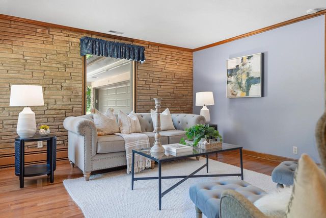 115 W Green Tree ROAD, Glendale, WI 53217
