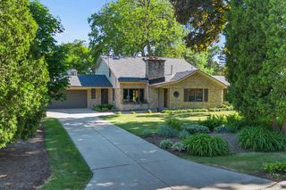 115 W Green Tree ROAD, Glendale, WI 53217