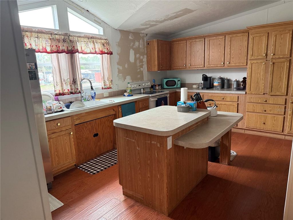 Image 4 of property listing at 301 GOLDEN TRAIL, Lake Placid, FL 33852