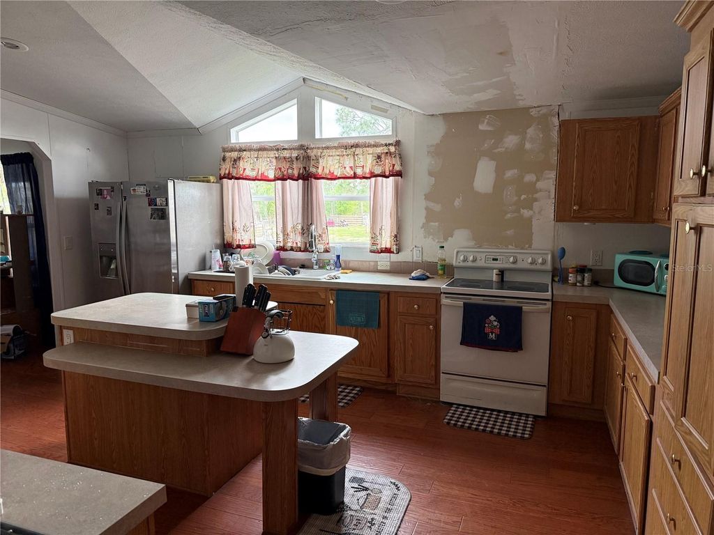 Image 6 of property listing at 301 GOLDEN TRAIL, Lake Placid, FL 33852