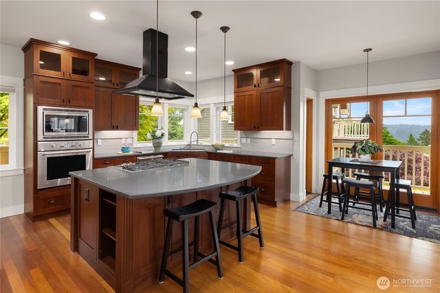 4548 Island Avenue NE, Bainbridge Island, WA 98110