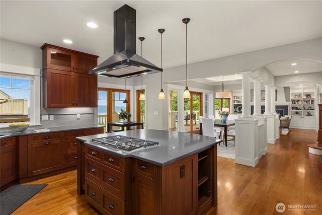 4548 Island Avenue NE, Bainbridge Island, WA 98110