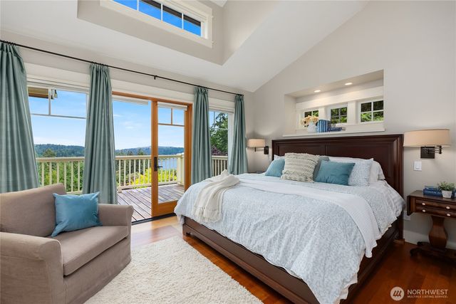 4548 Island Avenue NE, Bainbridge Island, WA 98110