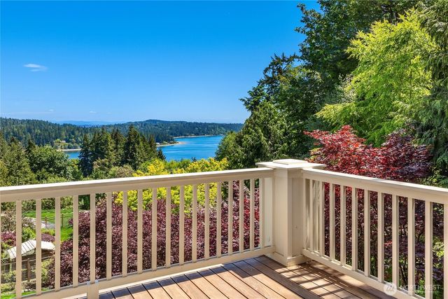 4548 Island Avenue NE, Bainbridge Island, WA 98110