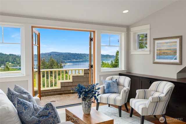 4548 Island Avenue NE, Bainbridge Island, WA 98110