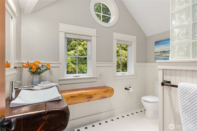 4548 Island Avenue NE, Bainbridge Island, WA 98110