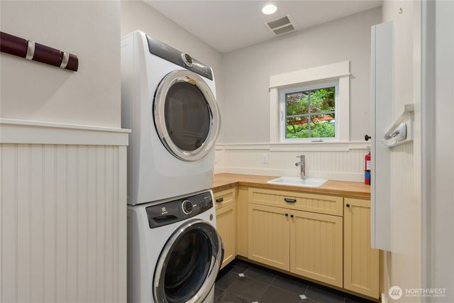 4548 Island Avenue NE, Bainbridge Island, WA 98110