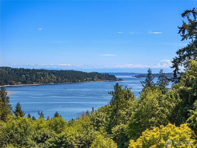 4548 Island Avenue NE, Bainbridge Island, WA 98110