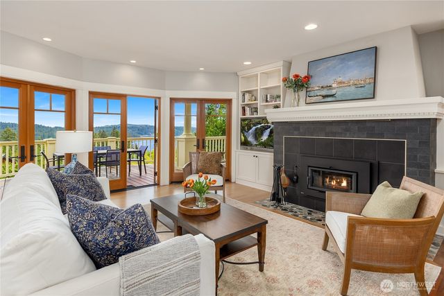 4548 Island Avenue NE, Bainbridge Island, WA 98110