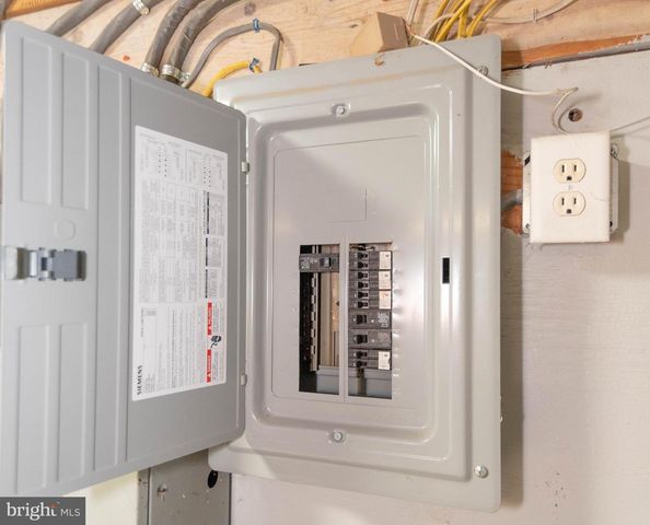 2445 LAKEVIEW AVE, Baltimore, MD 21217